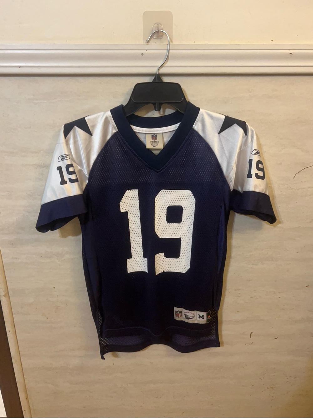 Reebok NFL Vintage Collection Dallas
Cowboys jersey featuring number 19.